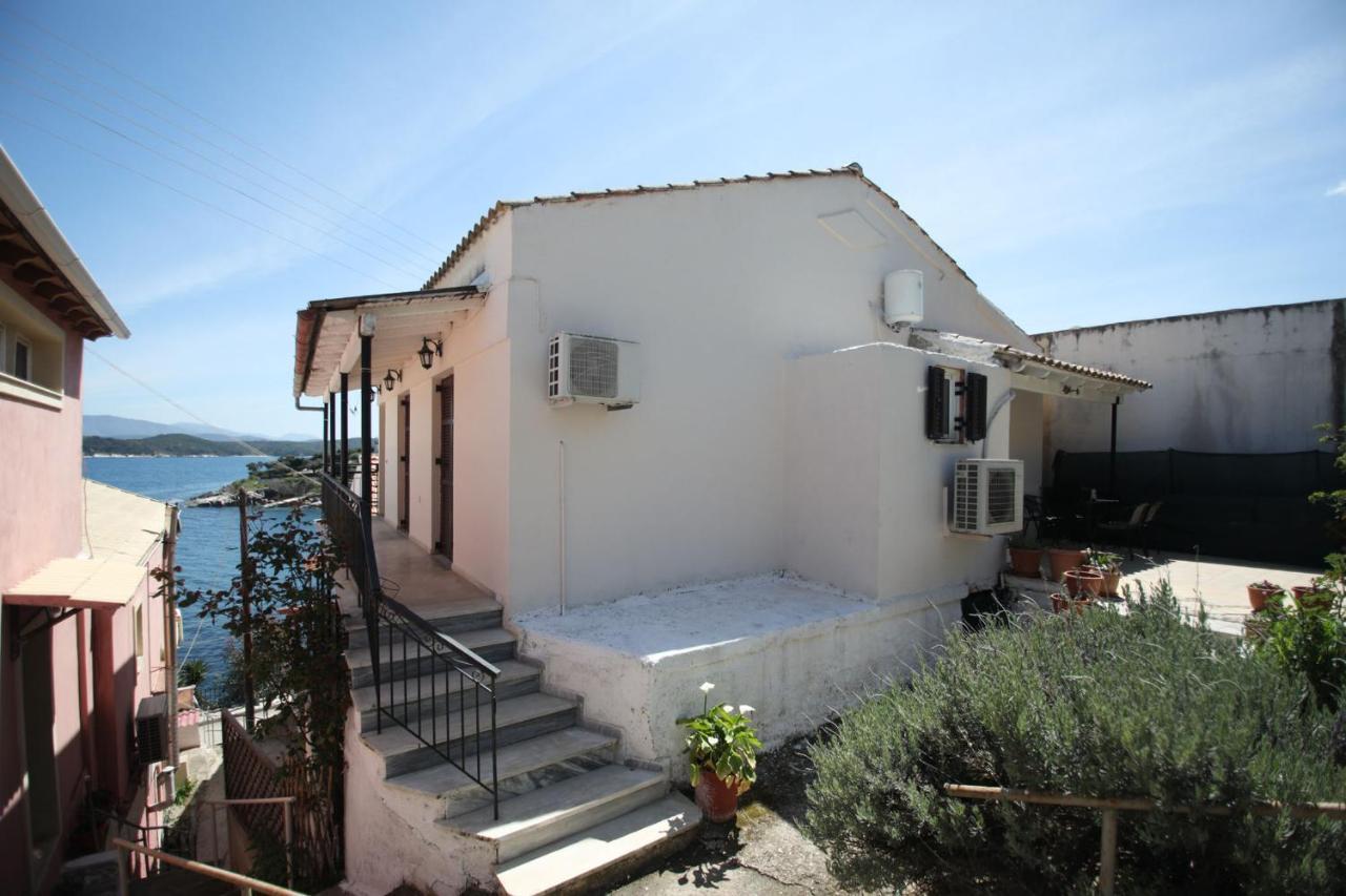 Villa Gabriela'S Seaside House à Kassiopi Extérieur photo